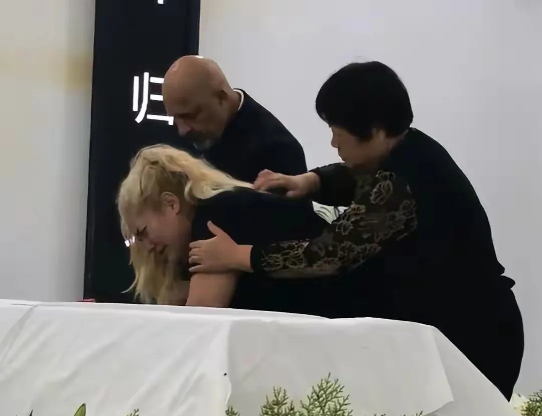 爱游戏足球体育-关于催泪！若塔葬礼举行，妻子趴棺木痛哭，葡萄牙队友为他抬棺！FIFA总部已降半旗志哀的信息
